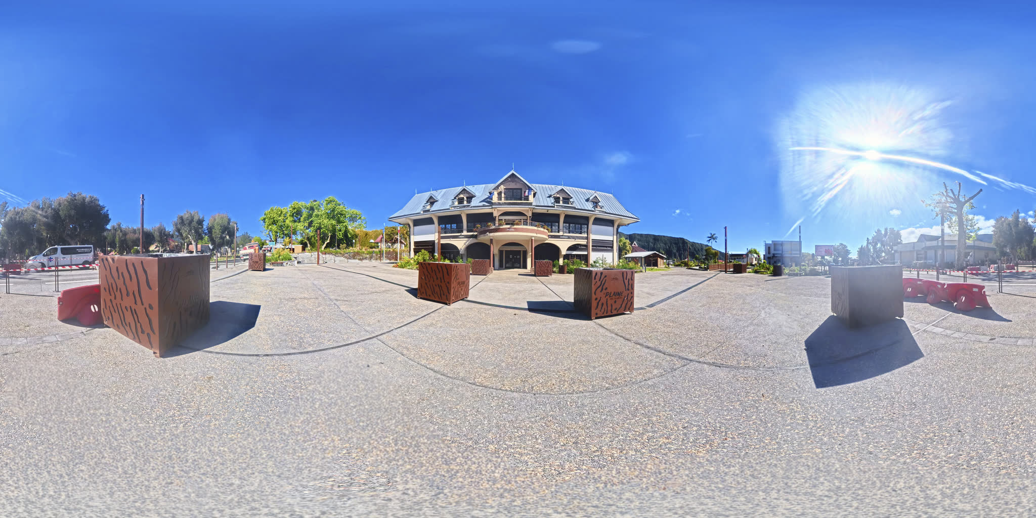 La mairie et son parvis, Le parvis, face à la mairie